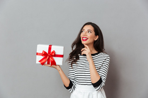 Cum sa-i surprindem pe partenerii de afaceri: cadouri binevenite vs cadouri interzise