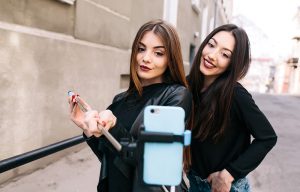 Cum alegi un selfie stick?