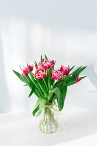 Cum sa spui “imi e dor de tine” cu un buchet de flori de la o florarie online Bucuresti