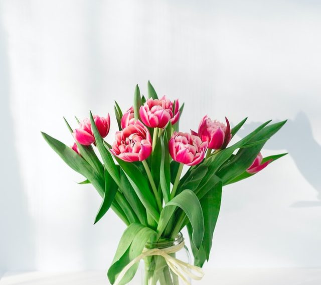 Cum sa spui “imi e dor de tine” cu un buchet de flori de la o florarie online Bucuresti