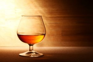 Fascinația și Eleganța Whiskey-ului: O Călătorie în Universul Băuturii Distilate