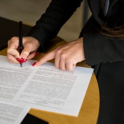 Care sunt cerințele și procedurile pentru a obține o traducere autorizată într-o anumită țară sau jurisdicție?