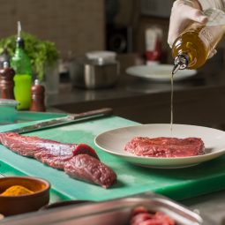 Cum sunt selectate și pregătite carnea și produsele de origine animală în restaurantele din Galați