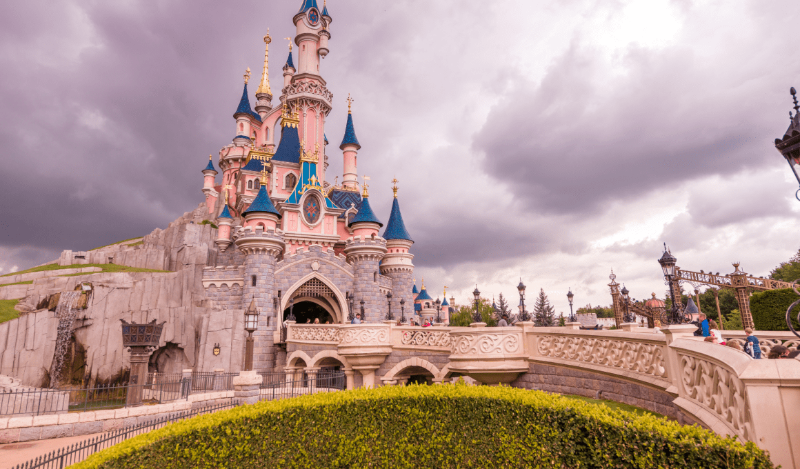 Magia copilăriei prinde viață cu un sejur Disneyland de neuitat