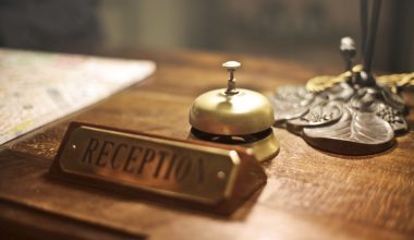 Recepția, prima întâlnire cu clienții tăi: cum o amenajezi pentru un hotel, o pensiune sau o clinică