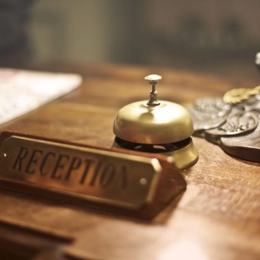 Recepția, prima întâlnire cu clienții tăi: cum o amenajezi pentru un hotel, o pensiune sau o clinică