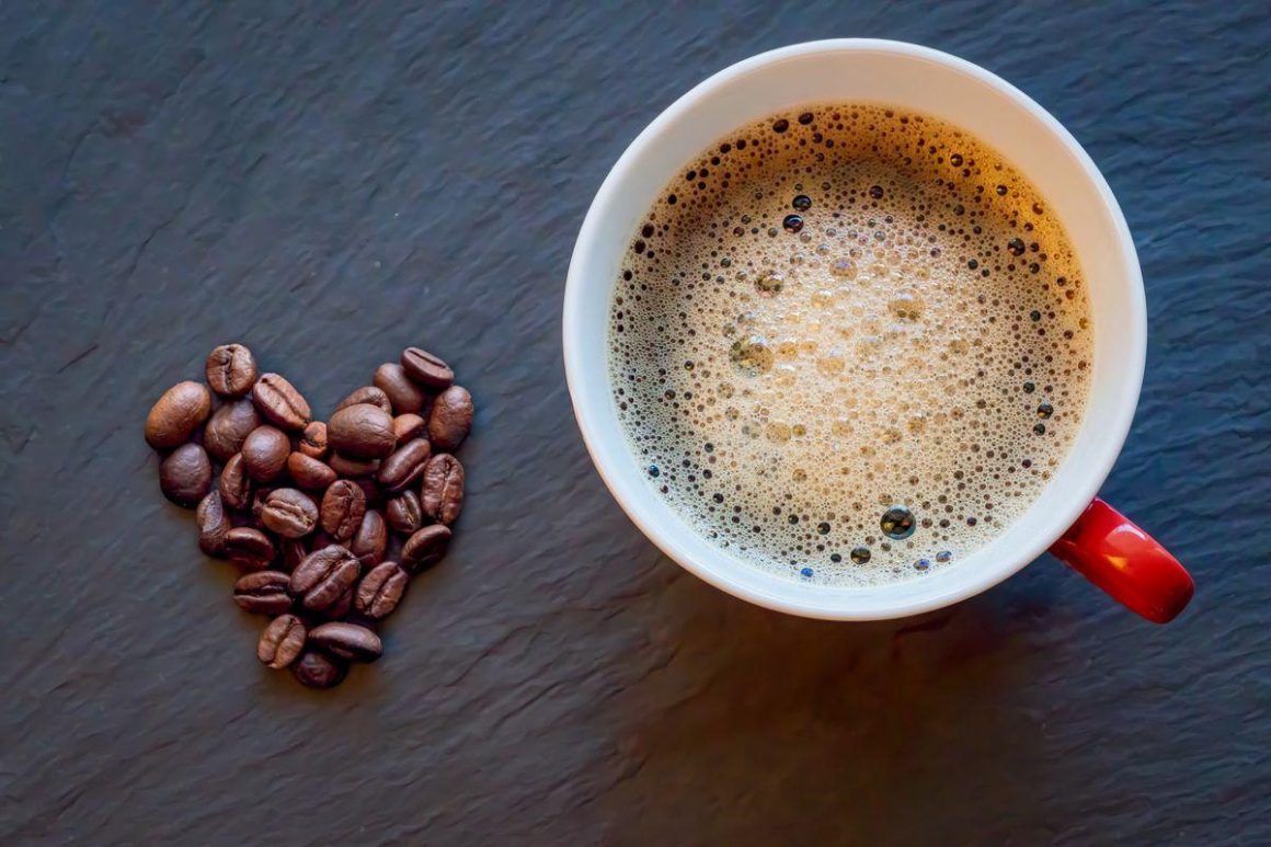 Cafeaua de dimineață îți pătează dinții