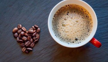 Cafeaua de dimineață îți pătează dinții