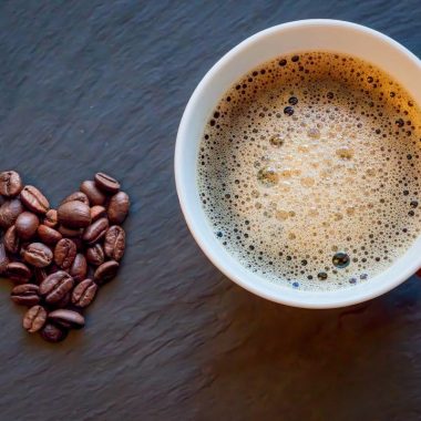 Cafeaua de dimineață îți pătează dinții